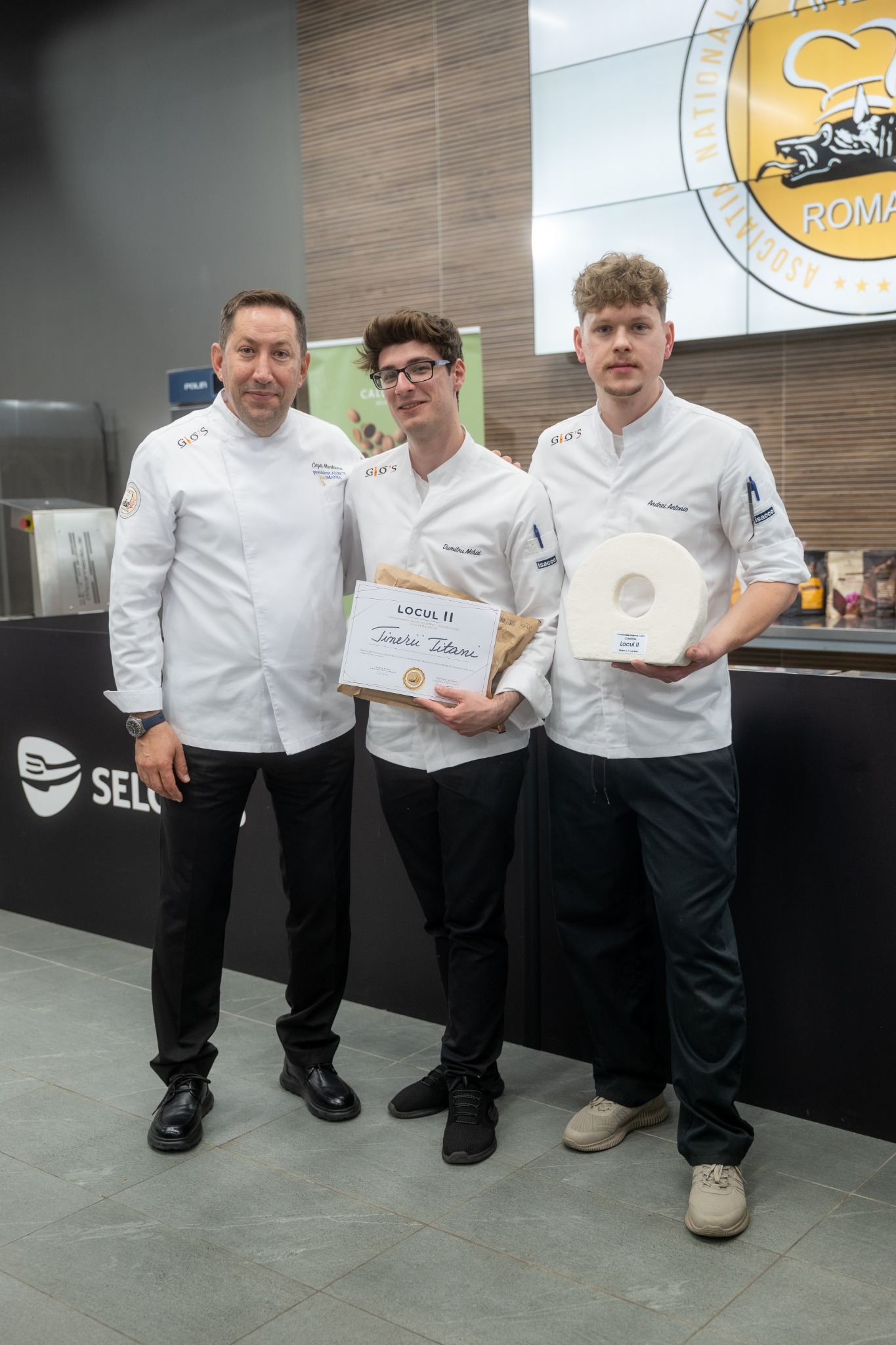 Antonio Andrei cu diploma și trofeul pentru Locul II la ANBTC Brașov