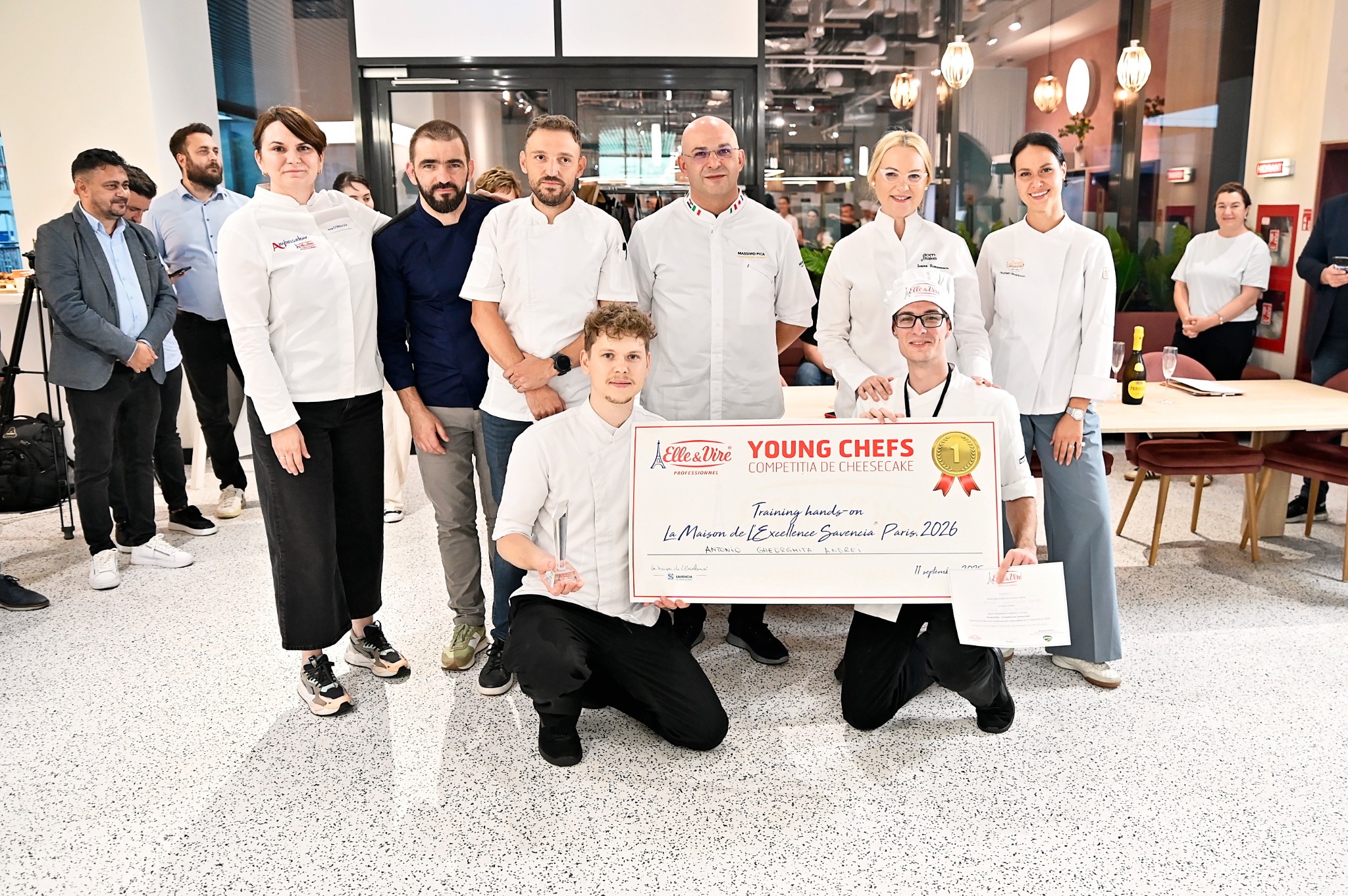 Fotografia de grup de la premierea Young Chefs 2025