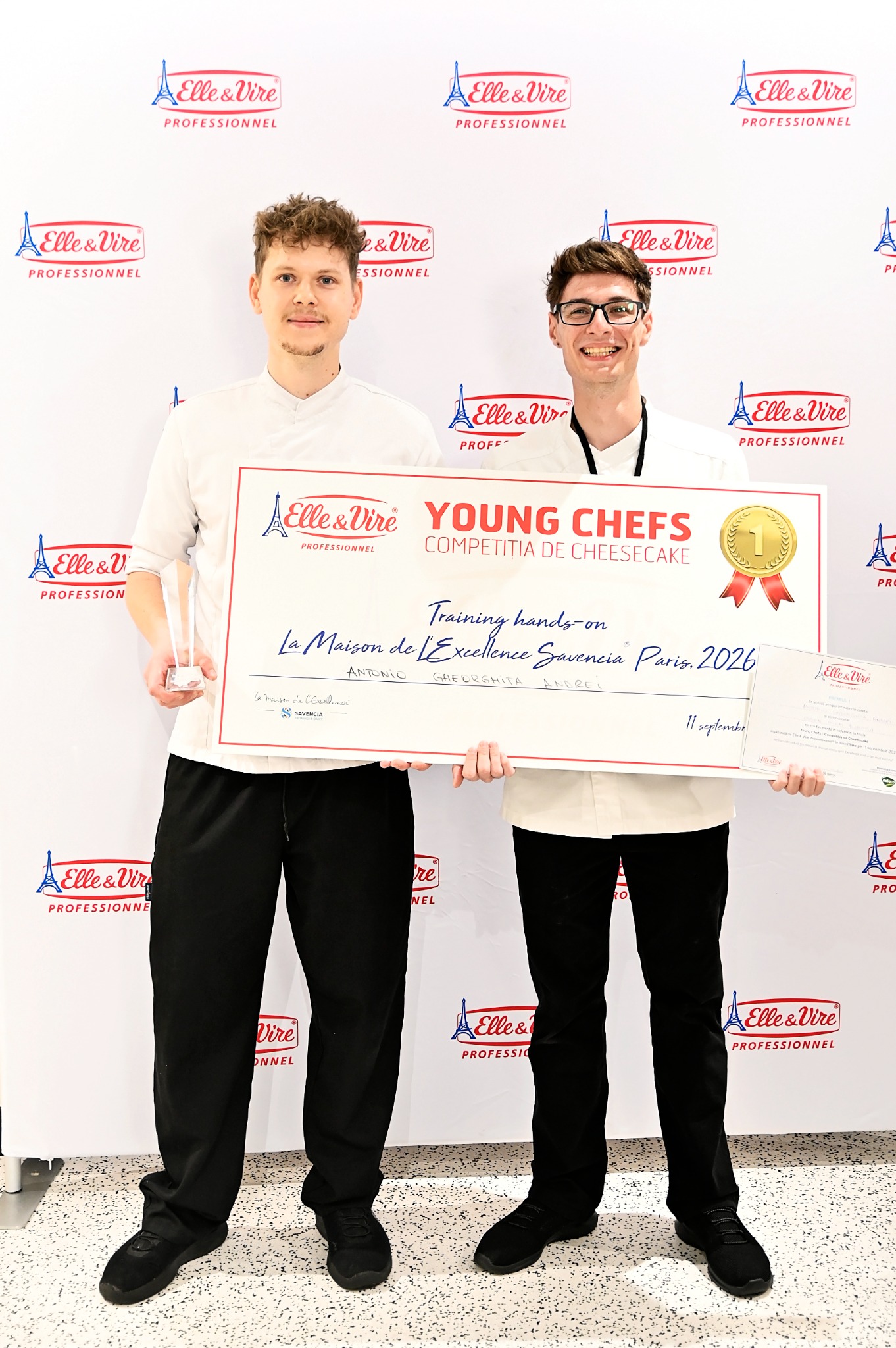 Antonio Andrei la premierea Young Chefs 2025, cu trofeul și marele certificat