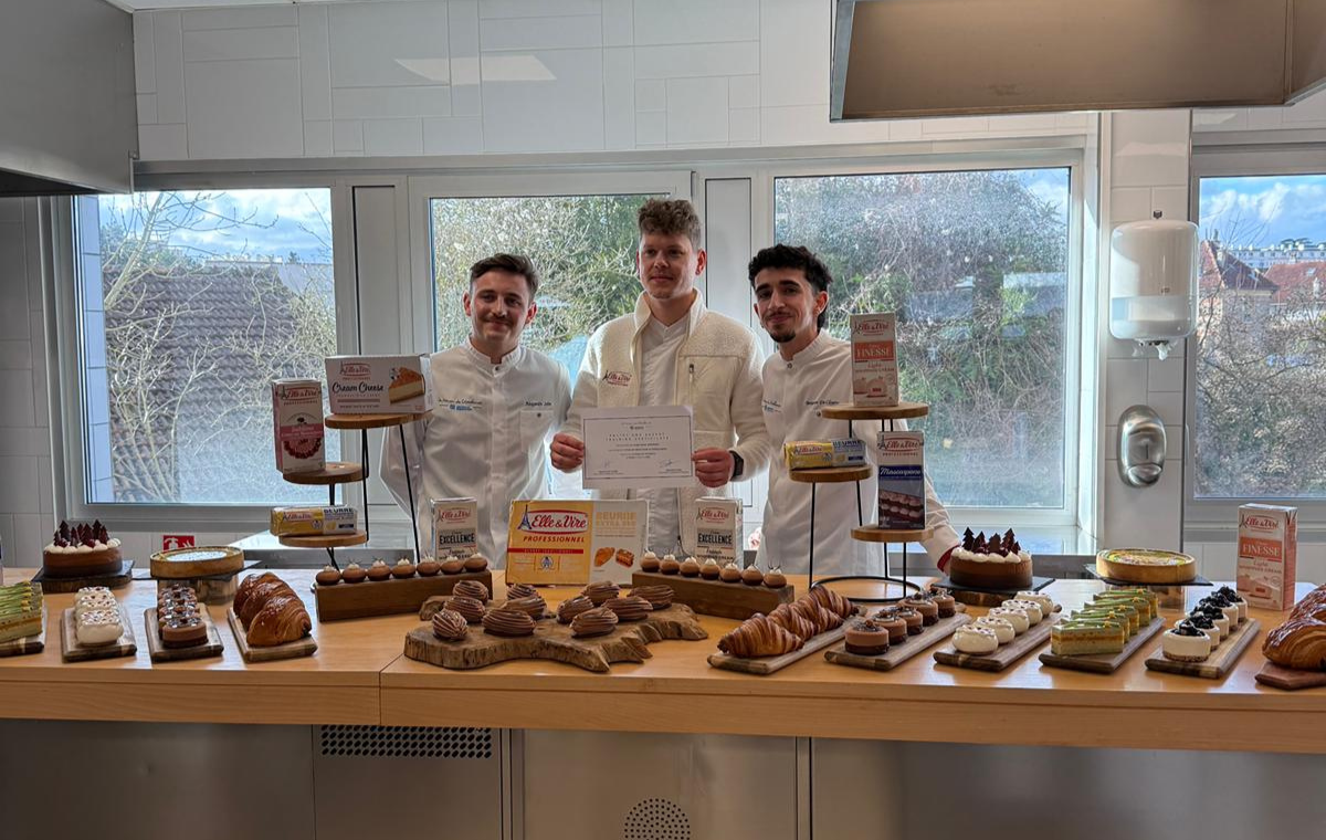Antonio Andrei alături de doi pastry chefs, în spatele produselor prezentate